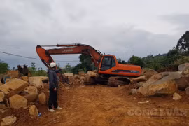 Đắk Nông: Ngang nhiên khai thác đá trái phép gần trụ sở UBND xã