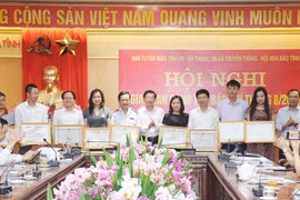 Hà Tĩnh khen thưởng các tập thể, cá nhân trong công tác tuyên truyền phòng chống Covid-19