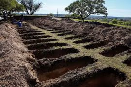Argentina đào sẵn hàng trăm ngôi mộ để ứng phó với đại dịch Covid-19