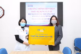 PVcomBank tài trợ vật tư y tế cho bệnh viện chống dịch Covid-19