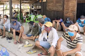 Cà Mau: Bắt hàng chục đối tượng cờ bạc, hát karaoke trong thời điểm cách ly xã hội