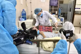 Một ngày tác nghiệp tại "tâm dịch" Bệnh viện Bạch Mai
