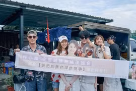 Biểu cảm lạ của Lâm Tâm Như bên "ông xã"