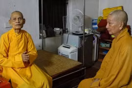 Trưởng lão Hòa thượng Thích Trí Quảng vấn an Đức Pháp chủ GHPGVN