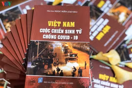 “Việt Nam – Cuộc chiến sinh tử chống Covid-19”: Chuyện phía sau trang sách