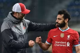 HLV Klopp nêu quan điểm vụ lùm xùm băng đội trưởng của Salah?