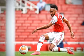 Vượt mặt huyền thoại Thierry Henry, Aubameyang lập kỷ lục ghi bàn mới ở Arsenal 