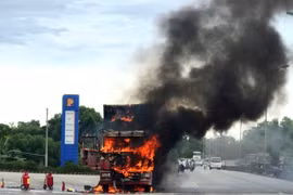 Thừa Thiên Huế: Xe đầu kéo bốc cháy dữ dội cạnh cây xăng