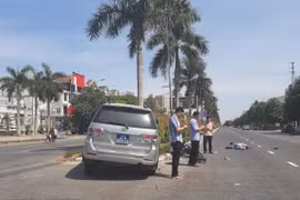 Nghệ An: Xe biển xanh đâm văng cô gái đi xe máy điện cùng chiều