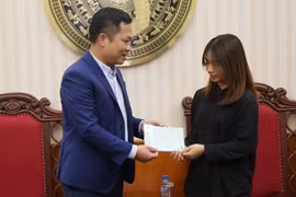 Trao tặng sổ tiết kiệm cho con nhà báo liệt sĩ Phạm Văn Hướng