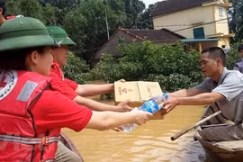 Hội Chữ thập đỏ Việt Nam tổ chức Chương trình “Vì đồng bào vùng lũ”