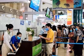Không đeo khẩu trang trên máy bay có thể bị phạt đến 3 triệu đồng