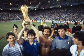 Huyền thoại Paolo Rossi của Italia đột ngột qua đời