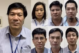 Sáng nay, cựu Giám đốc CDC Hà Nội Nguyễn Nhật Cảm cùng đồng phạm hầu tòa
