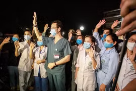 Khoảnh khắc dỡ bỏ hàng rào cách ly tại Bệnh viện Bạch Mai