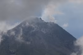 4 núi lửa tại Indonesia phun trào giữa lúc dịch Covid-19 bùng phát