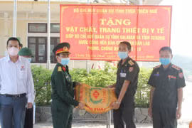 Trao tặng trang thiết bị y tế để đất nước bạn Lào phòng, chống dịch Covid-19