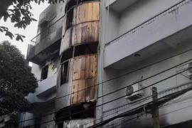 TP HCM: Nghẹt thở giải cứu 6 người mắc kẹt trong căn nhà cháy lớn