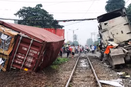 Bình Dương: Tàu hỏa đâm đứt rời xe container, tài xế mắc kẹt trong cabin