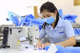 Từ 1/2/2012, nữ lao động được thêm tiền lương khi làm việc ngày 'đèn đỏ'
