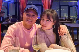 Huỳnh Anh ôm hôn mẹ Quang Hải cực tình cảm