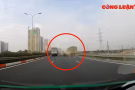 Video giao thông: Tài xế suýt mất mạng vì tự đâm vào đuôi xe tải