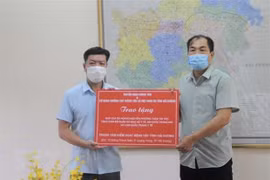 TTXVN trao tặng hàng nghìn bộ đồ bảo hộ và khẩu trang cho Sở Y tế Hải Dương