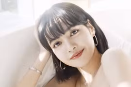 Lisa (BLACKPINK) khoe vòng 1 sexy khiến người hâm mộ không thể rời mắt