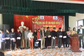 Trao 500 suất quà Tết cho người nghèo huyện Bình Lục