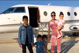 Bạn gái Ronaldo đi phát quà Giáng sinh bằng phi cơ riêng