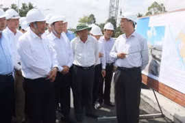 Phó Thủ tướng Trương Hòa Bình làm việc, tặng quà gia đình chính sách tỉnh Vĩnh Long