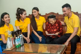 Top 3 Hoa hậu Hoàn vũ 2019 thăm Mẹ Việt Nam Anh hùng Phạm Thị Nhược