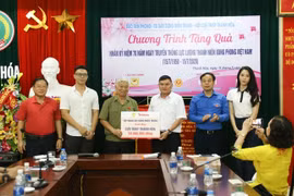 Báo Tiền Phong tặng quà tri ân cựu thanh niên xung phong Thanh Hóa