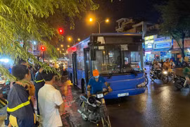Xe buýt bùng cháy khi lưu thông trên đường Sài Gòn do chập điện