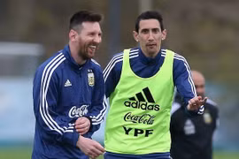Luis Suarez sẽ trở thành cầu thủ thứ 14 chơi cạnh Messi và Roanaldo