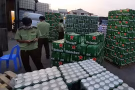 TP. HCM: Bắt giữ kho hàng chứa số lượng 'khủng' bia, sữa nhập lậu
