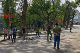 Hà Nội: Cụ bà bị thương nặng vì va chạm với xe đạp trên phố đi bộ