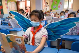 Vòng quanh thế giới xem các biện pháp phòng chống Covid-19 ở trường học