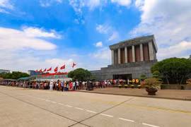 Hà Nội: Mặc nắng nóng, hàng ngàn người kiên nhẫn xếp hàng vào Lăng viếng Bác ngày Quốc khánh 2/9