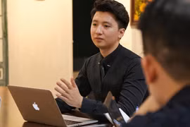 Trọng Hưng suy sụp, bị ném cà chua vào mặt sau lùm xùm ngoại tình
