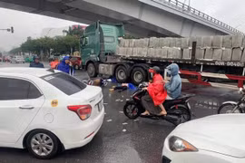 Hà Nội: 2 người phụ nữ đi xe máy tử vong sau khi va chạm với xe đầu kéo