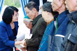 Phó Chủ tịch nước trao gần 3 tỷ đồng hỗ trợ nhân dân Nghệ An khắc phục thiệt hại do mưa lũ