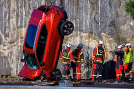 Video clip xe Volvo rơi tự do từ độ cao 30m để kiểm tra an toàn