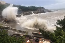 Bão số 13 suy yếu thành áp thấp nhiệt đới trong chiều nay