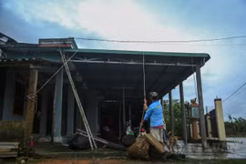 Quảng Trị: Dân thức trắng đêm canh bão số 13
