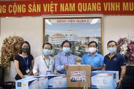 Nhiều trang thiết bị y tế được trao tận tay các bác sĩ Bệnh viện Quận 2