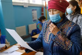 Kyrgyzstan tổ chức bầu cử trong bất mãn và chia rẽ đảng phái