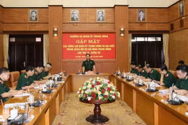 Gặp mặt các đại biểu Quân đội dự Hội nghị Trung ương 13