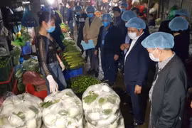 Hà Nội: Siết chặt quản lý hàng hóa, an toàn thực phẩm tại chợ Long Biên