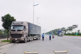 Xử lý nghiêm xe đầu kéo “cắt nóc” thùng Container để chở hàng quá tải